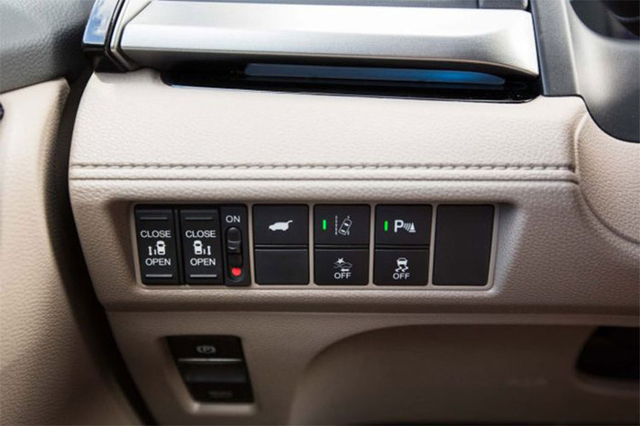 Ngoài ra, mẫu minivan này còn sở hữu công nghệ CabinWatch đáng chú ý. Công nghệ này cho phép lái xe và hành khách phía trước có thể quan sát được hành khách ở hàng ghế thứ hai và thứ ba, thông qua màn hình giải trí 8 inch thu thập hình ảnh từ một camera gắn trên trần xe.