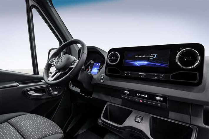 Chiếc xe thương mại Sprinter sẽ trang bị cổng sạc USB cũng như điểm truy cập WiFi. Sprinter mới cũng sẽ có các dịch vụ kết nối Mercedes PRO, một công cụ quản lý cung cấp thông tin về tình trạng của xe cũng báo việc bảo dưỡng định kỳ. Xe cũng có các nút chỉnh ghế và chức năng nhớ ghế trên cửa và 2 hộc nhỏ nằm dưới màn hình trung tâm.