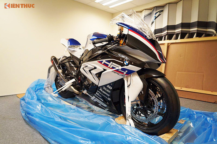 Giống như nhiều mẫu xe khác của BMW Motorrad, HP4 Race cũng là một "kỳ quan công nghệ" 2 bánh xe với một loạt các hệ thống điện tử kèm khối động cơ 4 xi-lanh thẳng hàng DOHC 999cc nhưng đã được cải tiến theo đúng luật của giải đua WSBK để cho công suất tối đa lên tới 215 mã lực tại 13.900 rpm và mô-men xoắn cực đại 120 Nm tại 10.000 rpm.