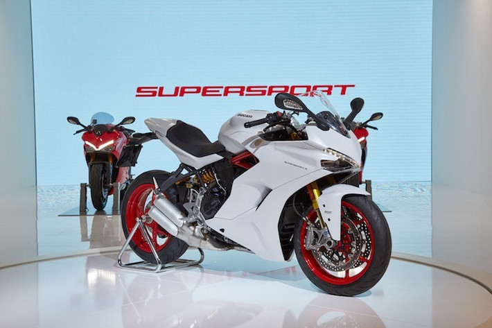 Dù ở phiên bản nào, Ducati SuperSport 2017 cũng đi kèm Brembo. Phanh đồng hành với vành 17 inch và lốp Pirelli Diablo Rosso III có kích thước 120/70 ZR17 trước và 180/55 ZR17 sau. Thêm vào đó là hệ thống chống bó cứng phanh ABS và kiểm soát lực bám 8 chế độ tiêu chuẩn. Riêng Dphiên bản S có thêm tính năng sang số nhanh tiêu chuẩn.