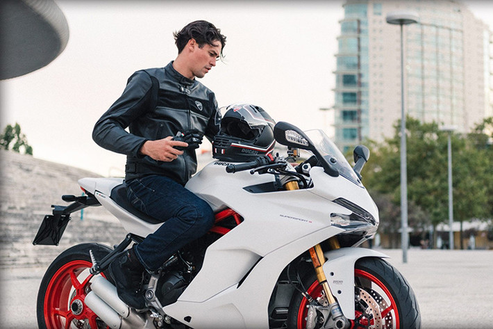 Tại thị trường Thái Lan, Ducati SuperSport 2017 có 3 phiên bản là tiêu chuẩn, S màu đỏ và S màu trắng. Giá bán tương ứng của 3 phiên bản này là 599.000 Baht (382 triệu đồng), 699.000 Baht (477,6 triệu đồng) và 709.000 Baht (484 triệu đồng). Rất có thể, sau Thái Lan mẫu xe này sẽ về thị trường Việt Nam trong thời gian sắp tới.