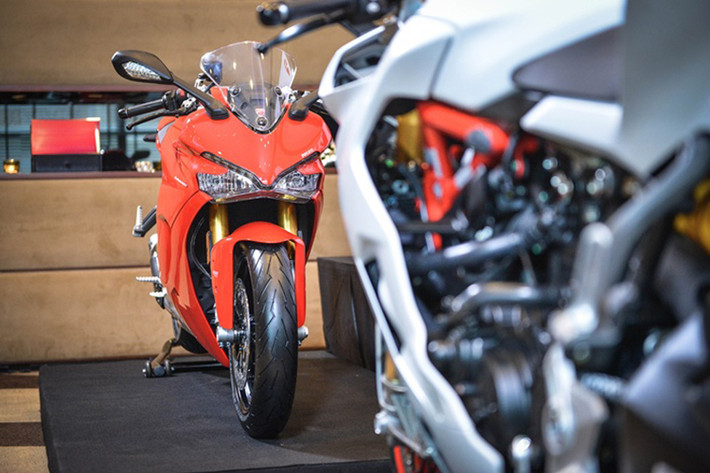 Ducati SuperSport 2017 vừa qua mới chính thức được đưa về thị trường Đông Nam Á nói chung và Thái Lan nói riêng để giới thiệu sau 9 tháng tại thị trường Thế giới. Xe được trang bị hàng loạt công nghệ thừa hưởng từ đàn anh 1299 và 1199, tận dụng thiết kế của dòng nake-bike Monster kết hợp với kiểu thiết kế trên chiếc xe huyền thoại Ducati 916.