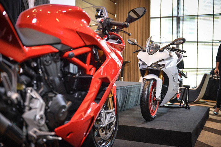 Theo đại diện hãng xe môtô Ducati cho biết, bộ khung của chiếc môtô thể thao SuperSport 2017 này tuy nhẹ nhưng vẫn rất rắn chắc. Với bộ khung nhẹ, mẫu xe mới này có trọng lượng ướt chỉ 210 kg. Thêm vào đó là chiều dài cơ sở 1.478 mm, giúp người lái Ducati SuperSport 2017 dễ dàng xử lý trong cả đường nội thành lẫn cao tốc.
