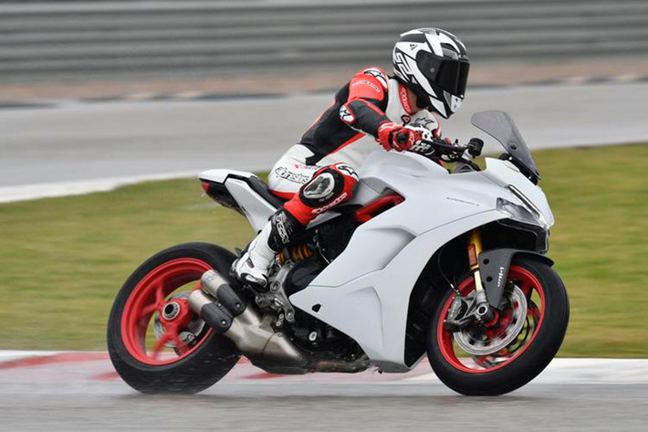 Những trang thiết bị tiêu chuẩn khác của Ducati SuperSport 2017 bao gồm đèn LED định vị ban ngày, màn hình LCD toàn phần, chảng ba hình chữ Y và cổng USB chống thấm nước trong cốp... Xe có 3 chế độ lái khác nhau là Sport, Touring và Urban. Bên cạnh đó là hệ thống xả 2-1-2 với cặp ống pô nằm ngay sau bàn đặt chân bên phải.