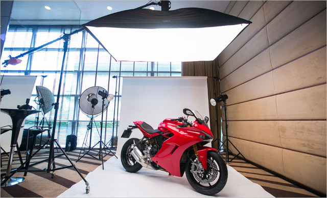 Chiều cao yên của Ducati SuperSport 2017 dừng ở mức 808 mm, thấp hơn 19,8 mm so với dòng Panigale. Trong khi đó, chiều cao tay lái và vị trí bàn đặt chân đến được thiết kế công thái học để tạo cảm giác thoải mái cho người lái. Kính chắn gió của Ducati SuperSport 2017 có thể tùy chỉnh giữa 2 chế độ để mang đến khả năng bảo vệ tốt hơn.