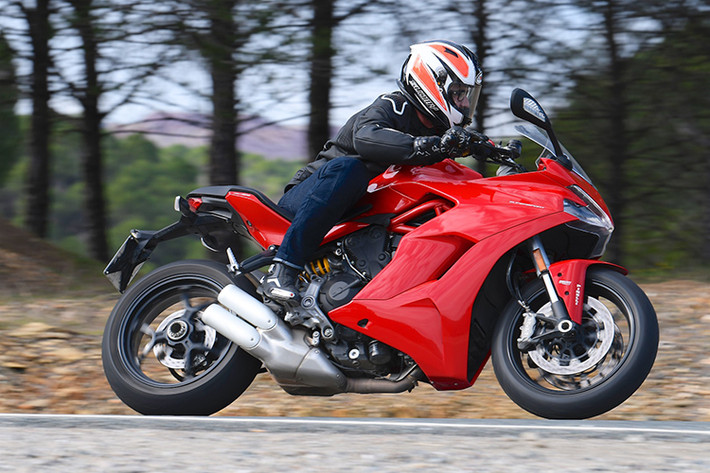 SuperSport 2017 sở hữu khối động cơ Testastretta nghiêng 11 độ, làm mát bằng dung dịch, dung tích 937 cc. Kết hợp với hộp số 6 cấp, động cơ tạo ra công suất tối đa 111 mã lực tại vòng tua máy 9.000 vòng/phút và mô-men xoắn cực đại 71,3 lb-ft tại vòng tua máy 6.500 vòng/phút. Theo hãng xe Ducati, động cơ mới này có thể đạt 80% mô-men xoắn cực đại chỉ từ vòng tua máy 3.000 vòng/phút.