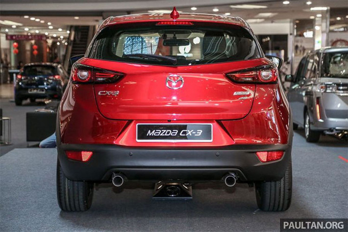 Diện mạo thể thao bên ngoài của CX-3 mới được hoàn thiện trong các viền bao đèn sương mù màu tối, đèn hậu mang thiết kế vay mượn từ đơn vị trên đàn anh CX-5 lớn hơn và cuối cùng là bộ vành hợp kim 18 inch đa chấu bọc gọn trong các lốp xe với kích thước 215/50.