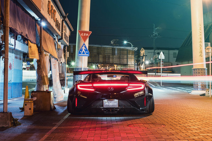 Khối động cơ này giúp Honda NSX dễ dàng tăng tốc 0-100 km/h trong 3,1 giây, trước khi đạt tốc độ tối đa hơn 305,7 km/h. Honda NSX có giá bán tại Mỹ là 156.000 USD. Singapore là quốc gia đầu tiên tại Đông Nam Á ra mắt Honda NSX, với giá khoảng 929.999 SGD, tương đương 14,6 tỷ đồng.