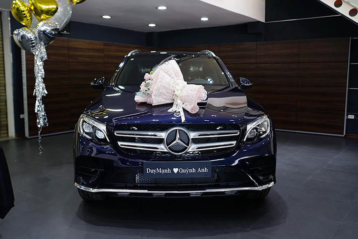 GLC có kích thước dài x rộng x cao tương ứng 4.656 x 1.890 x 2.870 (mm) tức là lớn hơn so với người tiền nhiệm GLK. Không những thế GLC còn có chiều dài cơ sở hơn BMW X3 tới 60 mm. Phần đầu của xe thiết kế nổi bật với lưới tản nhiệt thanh đôi nằm ngang, cụm đèn pha cỡ lớn tích hợp đèn chiếu sáng ban ngày dạng LED.