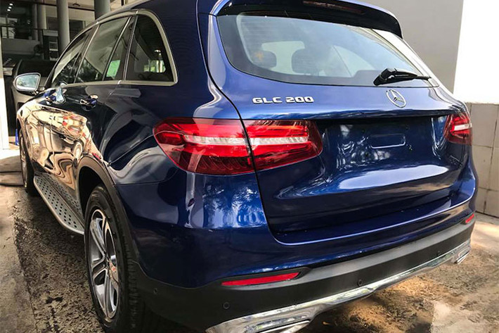 Cụ thể, ở phần đầu xe - Mercedes-Benz GLC 200 vẫn sử dụng công nghệ đèn led hiệu suất cao, tuy nhiên rất có thể nó sẽ không có chức năng đèn thông minh giống như 2 phiên bản đàn anh là GLC 250 & GLC 300.