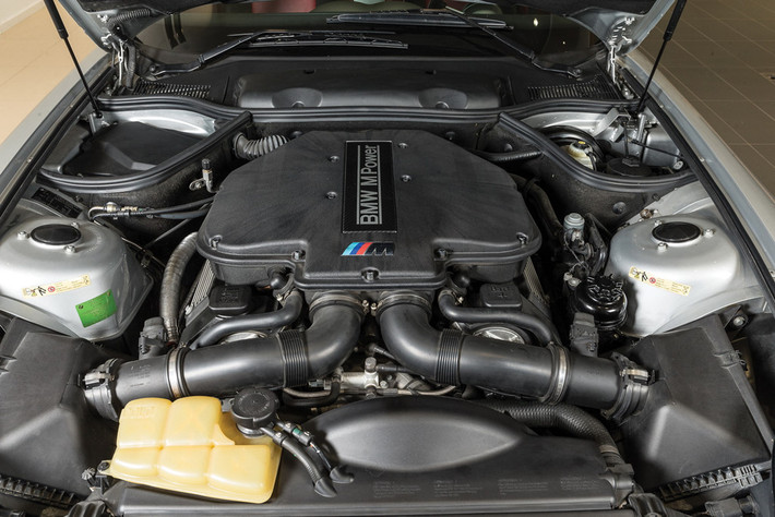 Chiếc Z8 này mới chỉ chạy 28.500 km trên đồng hồ ODO. Xe cũng được bán kèm những hoá đơn để chứng minh lịch sử những lần bảo dưỡng.