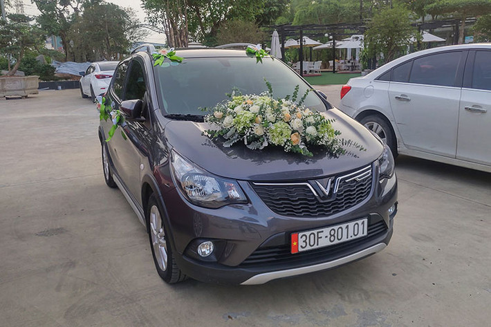 Chiếc xe ôtô Vinfast Fadil này theo tìm hiểu được chủ nhân tịa Hà Nội mua hồi giữa năm 2019, sau khi quyết định lập gia đình anh chàng này đã trưng dụng luôn chiếc xe của mình thành xe hoa cho ngày trọng đại nhất. Mặc dù chỉ là mẫu xe rẻ nhất của Vinfast, nhưng khi được trang trí thêm hoa cưới nó trở nên đáng yêu hơn trong mắt nhiều người.