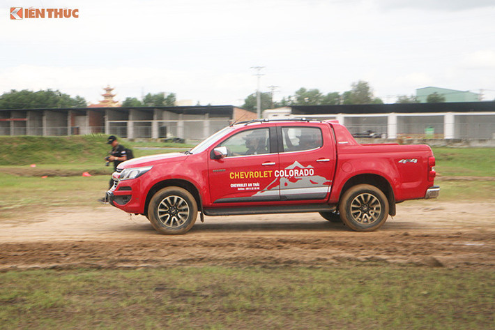 Theo thông tin từ đại lý, phiên bản Chevrolet Colorado số tự động 1 cầu mới này sẽ có trang bị giống hệt so với phiên bản số sàn 2.5 4×2 MT LT đang bán ra tại thị trường Việt Nam. Sự khác biệt chỉ ở hộp số tự động 6 cấp, thay vì số sàn. Xe có giá niêm yết chính hãng chỉ 651 triệu đồng, chênh giá 27 triệu đồng so với bản MT LT.