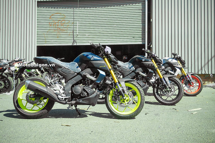 Cụ thể, lô xe Yamaha MT-15 2019 mới đầu tiên đã cập bến Sài Gòn theo dạng tư nhân với 3 phiên bản màu bao gồm: Trắng, Đen và Xanh Tím. Giá xe Yamaha MT-15 2019. Tại thị trường Việt Nam, mẫu xe này được dự đoán sẽ nằm ở mức khoảng dưới 80 triệu đồng.