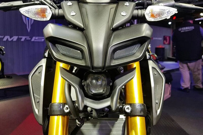 Trước đây, mẫu xe "đàn anh" mẫu xe côn tay cỡ nhỏ Yamaha TFX 150 thường được người chơi đánh giá là có phần đầu như "siêu nhân" hay các robot biến hình trong series phim Transformers và với thiết kế mới, phần đầu của MT-15 càng trở nên giống với bộ mặt của một robot hơn.