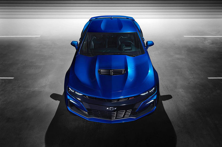 Sự thay đổi xuất phát từ việc Chevrolet đã lắng nghe những phản hồi từ phía khách hàng của mình. Phiên bản Camaro LT1 2020 mới vẫn tiếp tục dùng động cơ V8 6.2 lít sản sinh công suất 455 mã lực tương tự như SS LT1, xe sở hữu bodykit của LT nhưng lại có các khe hút khí của SS.