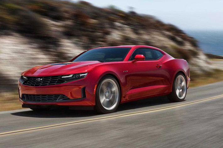 Ngoài ra, Chevrolet Camaro 2020 còn được bổ sung một vài lựa chọn mới, ví dụ như màu ngoại thất xanh lục Rally Green, các thiết kế bánh xe mới, kẹp phanh màu đỏ hoặc cam, cùng miếng bảo vệ đầu gối màu đỏ...