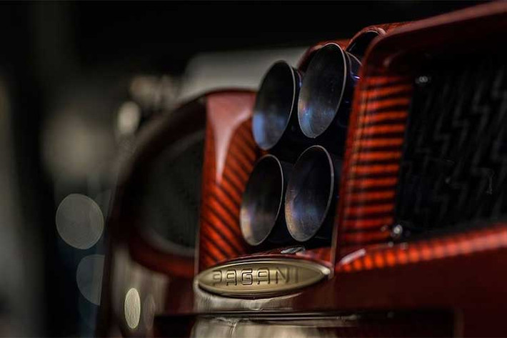 Huayra Lampo có thân xe nổi bật với 2 màu đỏ-trắng và một số họa tiết trang trí mang 3 màu quốc kỳ Ý. So với mẫu xe ý tưởng từ năm 1954, điểm đặc biệt của Huayra Lampo đó là những mảng màu đỏ trên thân xe tới từ sợi carbon đỏ, thay vì được sơn màu như Turbina.