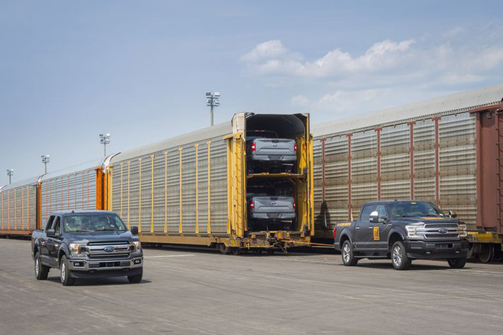 “Ford chắc chắn sẽ tung ra thị trường một mẫu F-150 hoàn toàn chạy điện”, Ford tuyên bố. “Đây sẽ là sự bổ sung cho mẫu F-150 Hybrid hoàn toàn mới dự kiến được bán ra trong năm tới. Cả 2 mẫu F-150 mới này đều sẽ có độ bền, sức mạnh và những đổi mới mà fan F-150 luôn mong đợi”