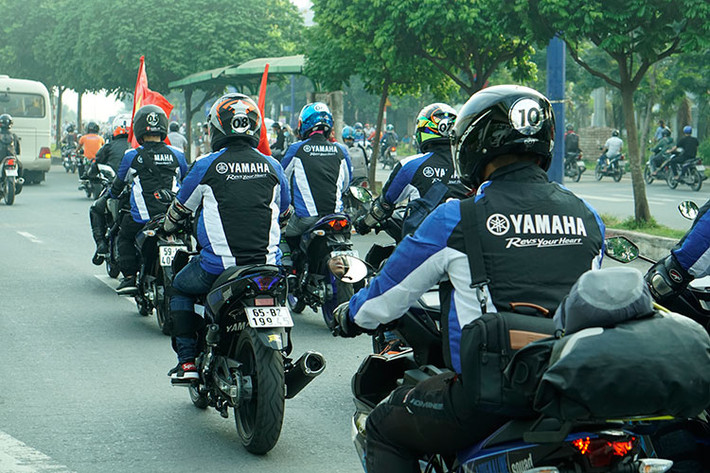 Dù đã đi nhiều tour, nhiều cung đường khác nhau, nhưng quy tắc chạy xe an toàn theo đoàn vẫn là điều bắt buộc phải học với các thành viên. Ngay từ đầu hành trình từ TP HCM - Đà Lạt, các thành viên đã tuân thủ đúng luật lệ an toàn giao thông và hoàn thành khá tốt việc xử lý xe.