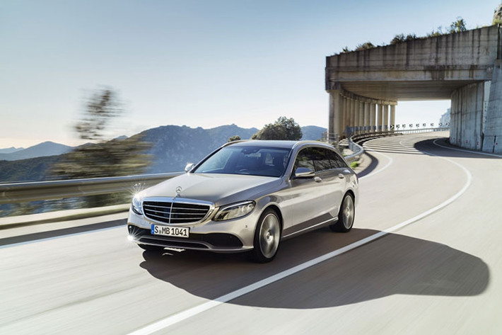 Với mức giá được công bố tại thị trường Đức, C-Class 2019 hứa hẹn sẽ tiếp tục mang nhiều khách hàng về cho hãng Mercedes-Benz trong năm nay. Năm ngoái, C-Class chính là dòng xe bán chạy nhất của Mercedes-Benz trên thế giới và thứ hai tại Việt Nam, sau GLC.