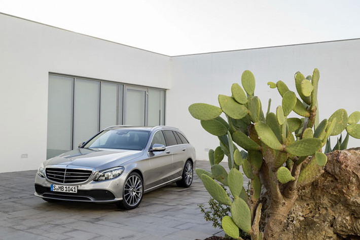 Mẫu xe Mercedes-Benz C-Class 2019 lần đầu tiên trình làng trong triển lãm Geneva 2018 diễn ra vào tháng 3/2018 vừa qua. Sau hơn 1 tháng ra mắt chính thức, mẫu sedan hạng sang cỡ C này đã được công bố giá bán tại thị trường quê nhà Đức.