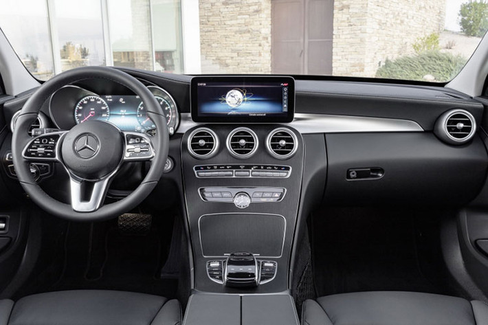 Thay đổi đáng chú ý nhất bên trong nội thất của C-Class nâng cấp giữa đời thế hệ thứ 4 là màn hình hệ thống giải trí thông tin nay có kích thước 10.25″ lớn hơn trước đây. Ngoài ra, Mercedes-Benz cũng cung cấp thêm tùy chọn bảng đồng hồ tốc độ kỹ thuật số hoàn toàn (full digital) với màn hình 12.3″, độ phân giải 1.920 x 720 pixel.