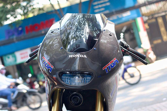 Bộ áo này mô phỏng theo dàn áo trên siêu xe MotoGP Honda RC123V với phần yên solo nhô cao phía sau. Dàn đầu của xe được người chơi độ lại khá giống với siêu phẩm RC213V với bộ đèn chiếu sáng được thu gọn.