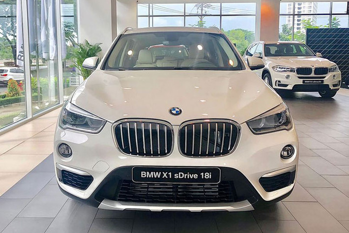Các đối thủ trực tiếp của BMW X1 là Audi Q3, Mercedes-Benz GLA và Lexus NX. Tại Việt Nam, Q3 đang có giá từ 1,76 tỷ đồng, trong khi GLA có giá chỉ từ 1,62 tỷ đồng, còn Lexus NX300 có giá lên tới 2,44 tỷ đồng. Chính vì vậy, sự có mặt của BMW X1 xLine 2018 chắc chắn sẽ khiến phân khúc cỡ nhỏ ở Việt Nam sôi động hơn.