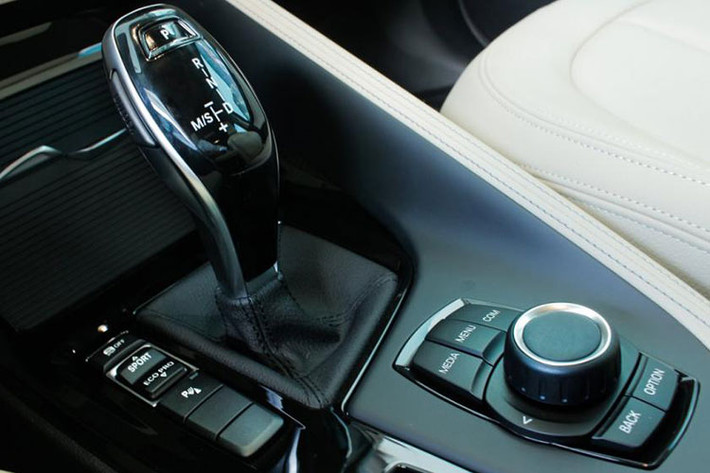 Là một mẫu SUV cỡ nhỏ hạng sang, BMW X1 sDrive 18i 2018 tất nhiên sẽ sở hữu nhiều trang bị an toàn như phanh chống bó cứng ABS, hỗ trợ vào cua, cảm biến trước/sau, camera lùi, hỗ trợ đỗ xe tự động, cân bằng điện tử. Bên cạnh đó, cặp gương chiếu hậu ngoài và trong đều có chức năng chống chói.