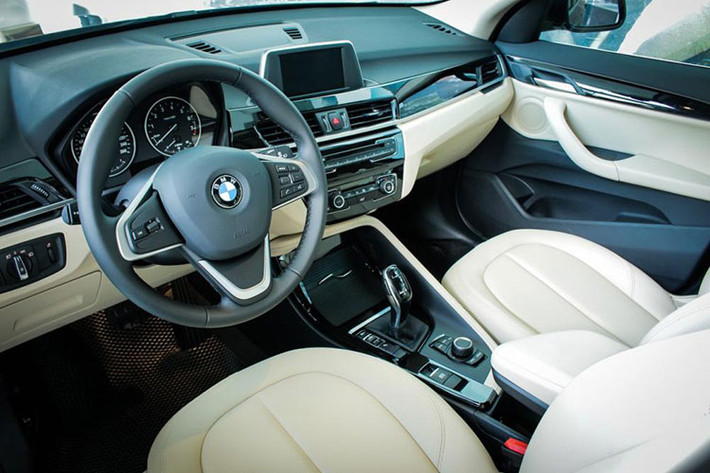 Tiến vào nội thất, khoang cabin của BMW X1 xLine 2018 lấy tông be làm chủ đạo với các ghế bọc da sensatec, kết hợp cùng một vài chi tiết ốp đen bóng, viền crôm sáng và đèn nội thất, giúp không gian trong xe trở nên tinh tế và thanh lịch hơn.
