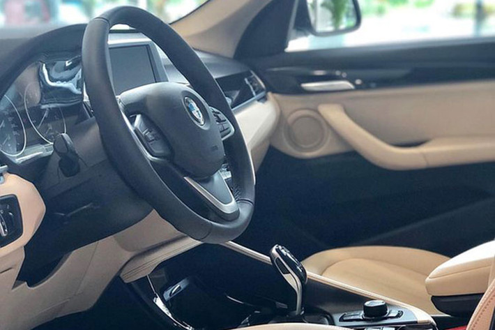 Ngoài ra, xe còn sở hữu hệ thống thông tin giải trí qua màn hình 6,5 inch nghiêng về phía người lái, điều hoà tự động 2 vùng độc lập và gương chiếu hậu chống chói (ngoài lẫn trong) cũng là các tính năng tiêu chuẩn của mẫu SUV cỡ nhỏ BMW X1 xLine 2018 mới.