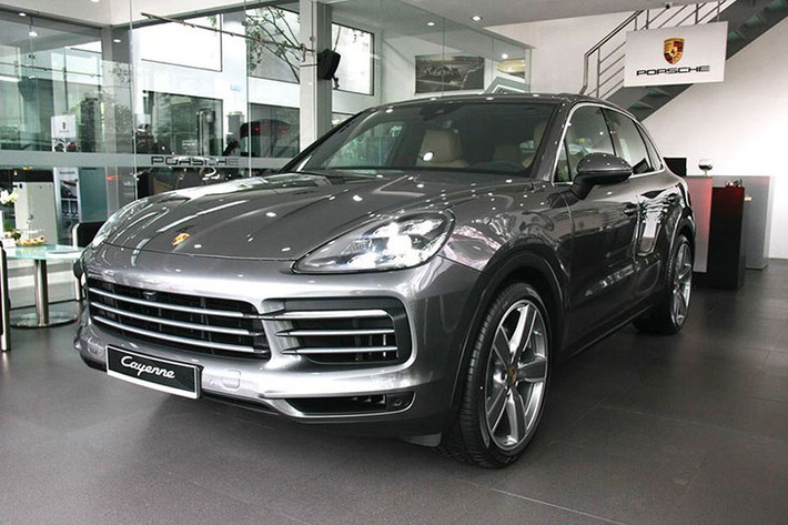 SUV hạng sang Porsche Cayenne 2019 vốn là một mẫu xe có ngoại thất rất ấn tượng ở thế hệ mới. Đầu xe luôn thu hút mọi ánh nhìn bởi bốn bóng LED định vị ban ngày rất cá tính, cùng với lưới tản nhiệt và hốc hút gió lớn đậm chất thể thao.