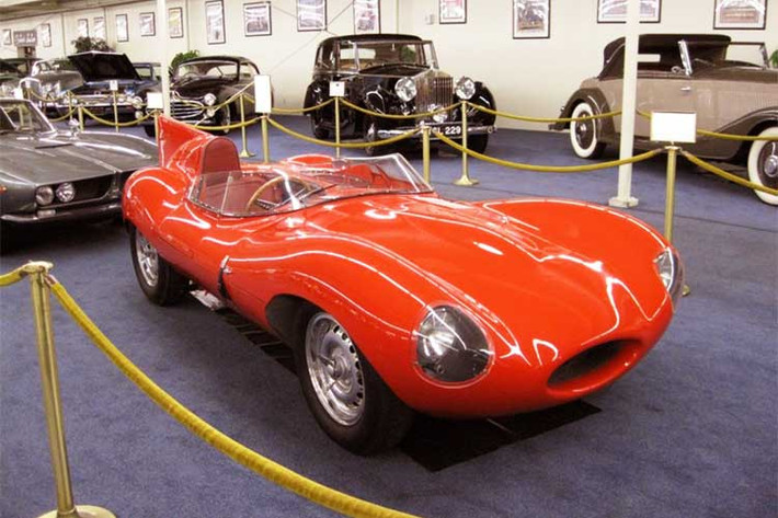 Jaguar D-Type đã trở thành mẫu xe cổ ngày càng được ưa chuộng trên toàn Thế giới, thậm chí mức giá của nó ngày càng cao và luôn được các đại gia cất công sưu tầm. Dự kiến, chiếc Jaguar D-Type này sẽ có giá khoảng 10-12 triệu USD sau khi lên sàn đấu giá Scottsdale.