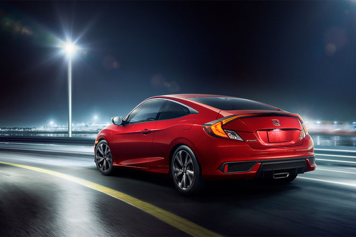 Bản Honda Civic 2019 thể thao có thêm một số chi tiết khác biệt, chẳng hạn sơn màu đen bóng cho phần dưới mặt trước, la-zăng 18 inch 10 chấu sơn đen, và bản sedan có thêm cánh gió sau. Xe được trang bị màn hình thông tin giải trí 7 inch nâng cấp và nút điều chỉnh volume thay cho cơ chế trượt như các phiên bản trước.