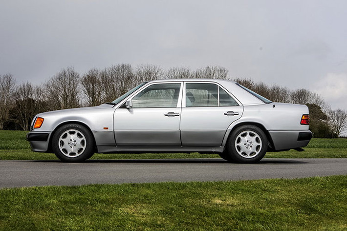 Đây không phải là lần đầu tiên Mr Bean bán xe Mercedes-Benz 500E, trước đây vào tháng 2/2018, ông đã từng bán chiếc 500E cùng chiếc Lancia Thema 8.32, một chiếc xe sedan của Ý nhưng trang bị động cơ Ferrari V8.