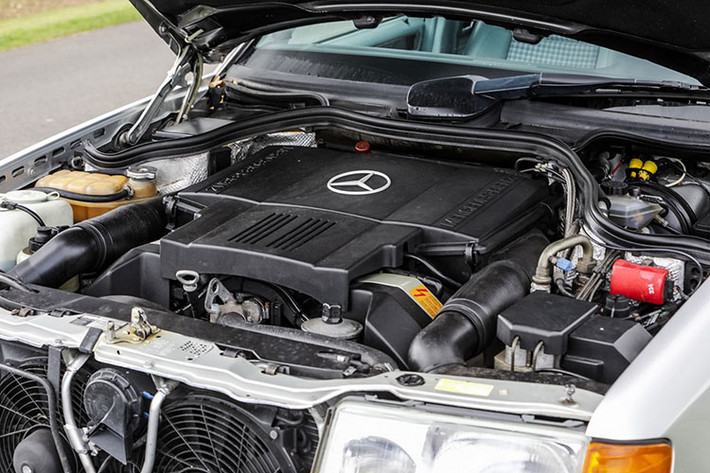 Sức mạnh của Mercedes-Benz 500E tới từ động cơ V8 5.0L công suất 326 mã lực. Xe có khả năng tăng tốc từ 0 - 100 km chỉ trong 5,9 giây, tốc độ tối đa 250 km/h.