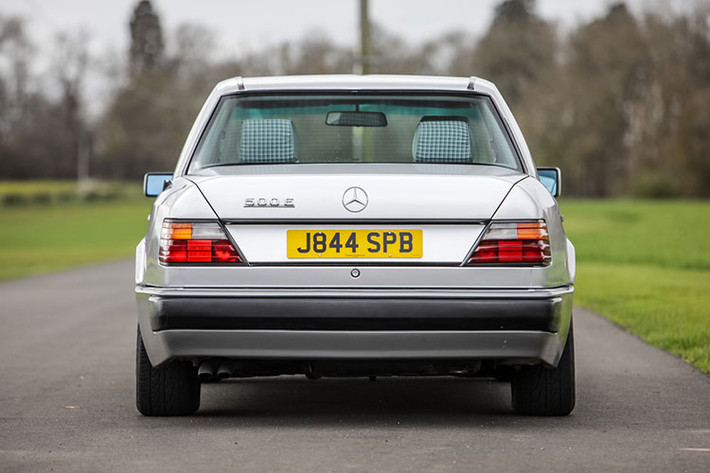 Thông số kĩ thuật của Mercedes-Benz 500E của Mr Bean thậm chí còn được đăng trên tạp chí UK’s Car và cả lịch sử chiếc xe cũng có đầy đủ.