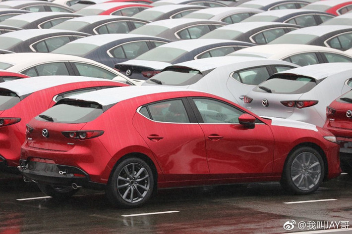 Là đối thủ cạnh tranh của Kia Cerato, Hyundai Elantra hay Honda Civic, Mazda3 2019 sở hữu thiết kế ấn tượng hơn hẳn thế hệ cũ. Lấy cảm hứng thiết kế từ Mazda Kai Concept ra mắt trong triển lãm Tokyo 2017, Mazda3 2019 được trang bị cụm đèn pha thanh mảnh hơn cùng lưới tản nhiệt góc cạnh hơn theo phong cách của Mazda6 2018.