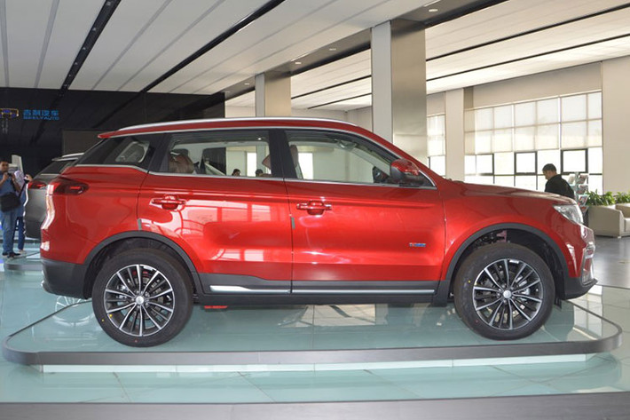 Được biết, đây là lần đầu tiên thương hiệu xe hơi Proton của Malaysia tham gia vào phân khúc xe SUV. Chiếc xe mà Thủ tướng Malaysia lái thử được sơn ngoại thất màu đỏ và đi kèm vô lăng nằm bên phải.