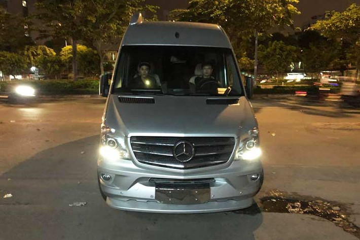 Xe có kích thước tổng thể bao gồm chiều dài 7.03 m, rộng 2.02 m và cao 2.94 m. Chiều dài cơ sở 4.31 m. Độ cao tính từ sàn đến trần xe lên tới 1.89 m. Được biết, những bản độ của chiếc Mercedes-Benz Sprinter Airstream Interstage được thực hiện tại Mỹ do Midwest Automotive Design thiết kế, theo tuỳ chọn của từng khách hàng khác nhau.