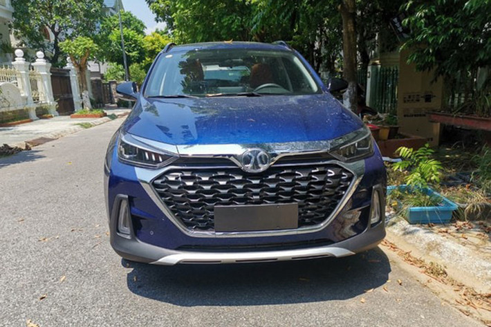 Mẫu xe BAIC X55 mới đang rục rịch được mở bán tại Việt Nam với giá bán dưới 600 triệu đồng. Đơn vị phân phối mẫu xe này cũng đang bán những mẫu SUV Trung Quốc khác như Zotye Z8 hay BAIC Q7, do vậy nhiều khả năng giá bán này đã bao gồm các lệ phí trước bạ, rất hấp dẫn khi nó chỉ có giá tương đương Toyota Vios hay Hyundai Accent.