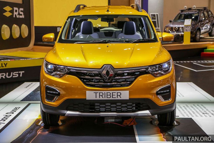Tuy là xe MPV nhưng Renault Triber 2019 lại được thiết kế theo phong cách SUV. Xe đi kèm lưới tản nhiệt hình chữ V mạ crôm sáng bóng, nẹp thân xe bằng nhựa màu đen, giá nóc, bộ vành hợp kim và tấm ốp bảo vệ gầm chỉ để trang trí chứ không có tác dụng thật.
