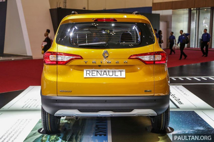 Phần đuôi xe không mới, với dàn đèn báo led. So với các đối thủ, Renault Triber sở hữu ngôn ngữ thiết kế khác biệt để có thể mang đến không gian nội thất đủ rộng cho 3 hàng ghế. Ở bản cao cấp, Renault Triber sẽ dùng vành hợp kim 15 inch trong khi bản tiêu chuẩn chỉ có vành 14 inch.
