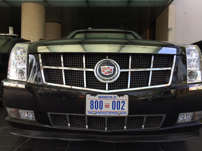 Cadillac One sử dụng động cơ diesel. Đây là loại nhiên liệu có thể tìm dễ dàng ở các quốc gia khác nhau. Đồng thời, động cơ diesel cũng cho khả năng vận hành mạnh mẽ. Bên trong cabin xe được trang bị điện thoại vệ tinh, giúp ông Obama có thể kết nối trực tiếp tới Nhà Trắng.