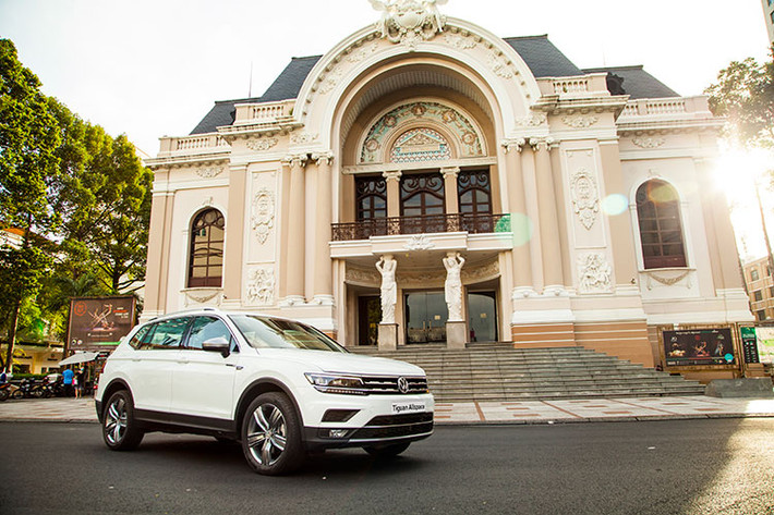 Mẫu xe SUV 7 chỗ Tiguan Allspace 2018 mới được công bố lần đầu tiên vào đầu năm 2018 và thu về hơn 200 đơn hàng trong những tháng đầu giới thiệu tại thị trường Việt Nam. Tháng 7/2018, Tiguan Allspace chính thức lăn bánh trên đường phố Sài Gòn, đánh dấu cột mốc quan trọng trong hành trình từ nhà máy Đức đến tay người tiêu dùng Việt Nam.
