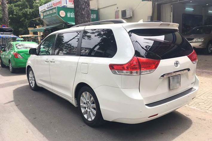 Để có thể di chuyển linh hoạt với trọng lượng hơn 2 tấn, Toyota Sienna được trang bị động cơ 2GR-FE V6 với dung tích 3.5l và công suất 266 mã lực. Xe cũng được trang bị radar phát hiện các điểm mù trên đường và phát ra tín hiệu cảnh báo, đi kèm các công nghệ an toàn khác của Toyota...