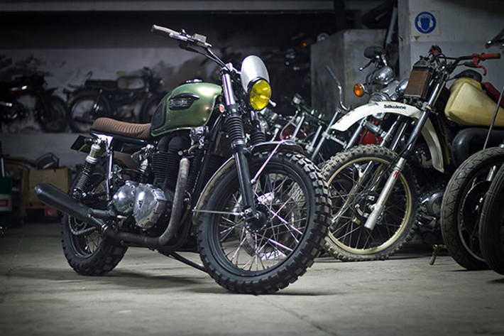 Với thiết kế đơn giản với tông màu đen và xanh, Triumph Bonneville được hãng độ đặt cho cái tên Hellzapoppin. Với phong cách mới, nó đã thực sự thu hút mọi ánh nhìn.