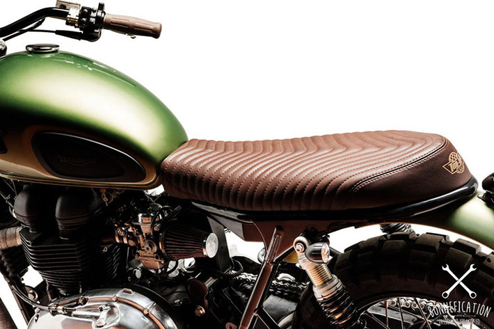 Triumph Bonneville Hellzapoppin thể thao hơn với yên sau hai chỗ ngồi được làm thủ công bằng da màu nâu.