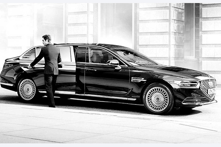 Với tổng chiều vài 5.486 mm và trục cơ sở dài 3.449 mm, Genesis G90 Limousine 2019 mới cũng có kích thước rộng hơn và cao hơn so với một chiếc G90 trục cơ sở tiêu chuẩn. Được giới thiệu trong năm 2015 và sản xuất cho mẫu năm 2016, mẫu G90 đã từng được gọi là EQ900 cho tới lần nâng cấp nửa vòng đời trong năm ngoái.